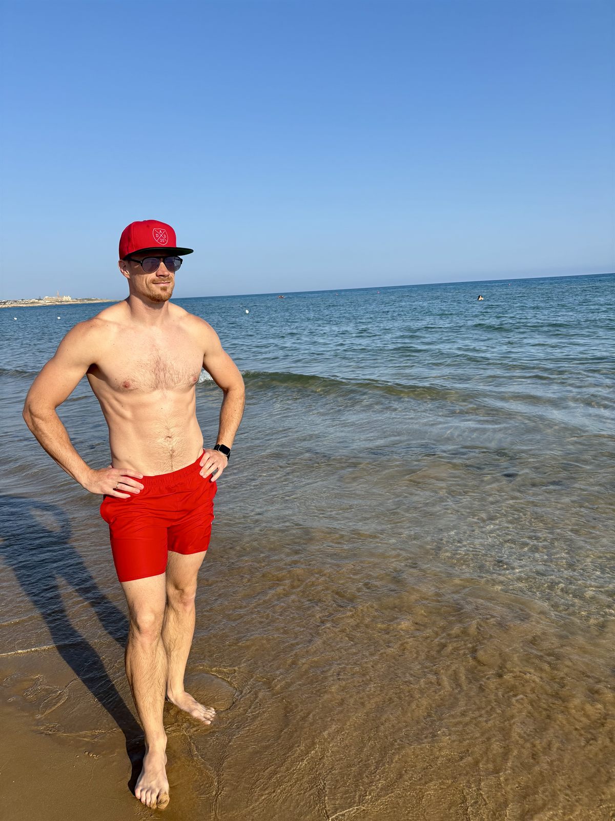 Matthias Körting am Strand auf Sizilien – Sommer-Form als Vater von zwei Kindern